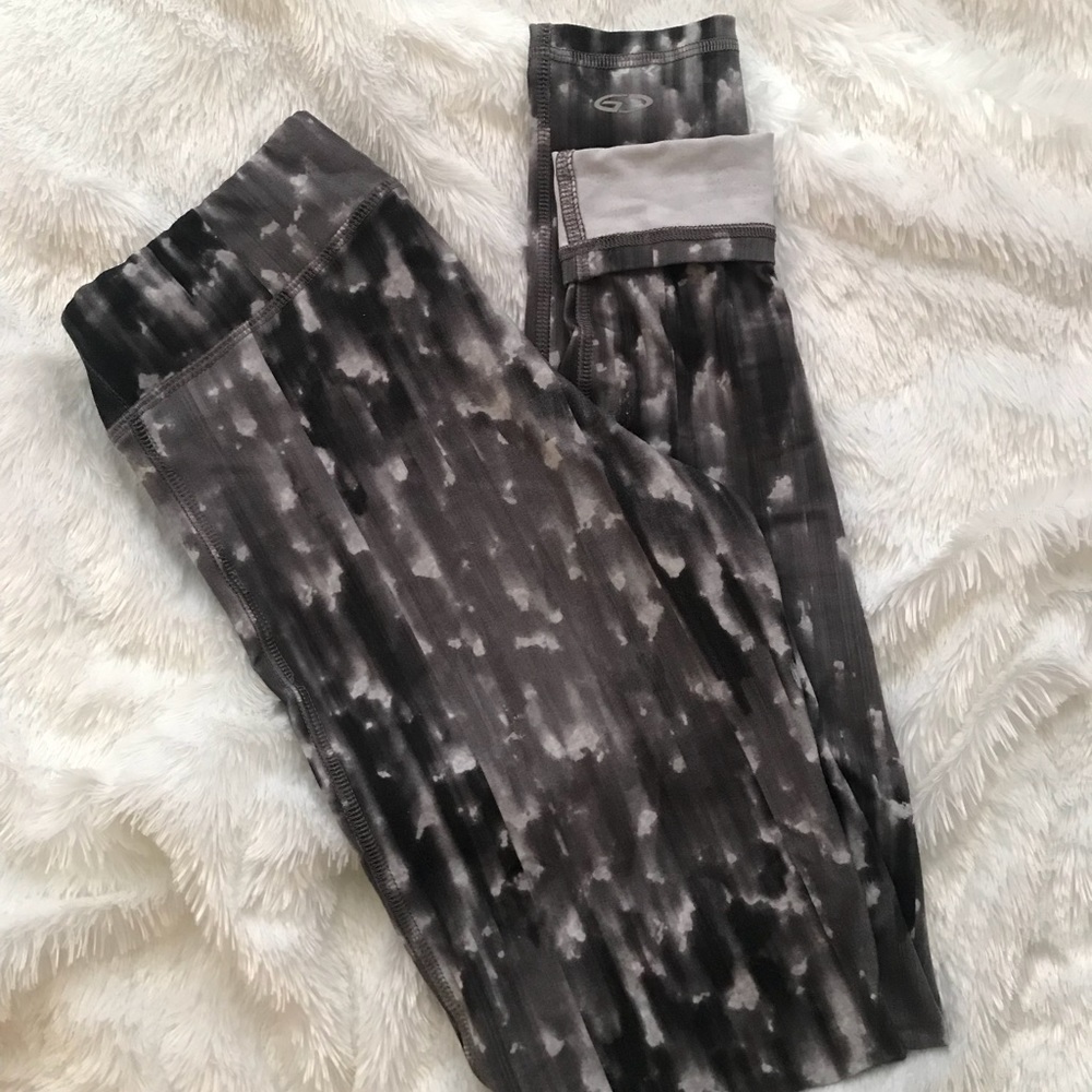 Grey and white print leggings
